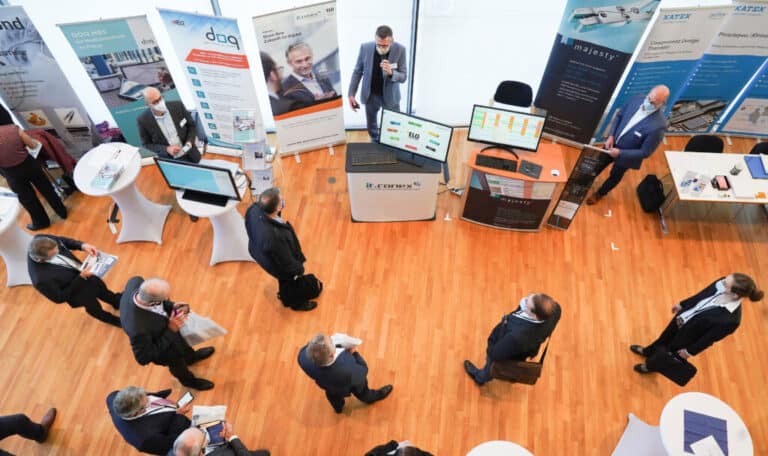 Bei der Guided Tour durch die forumsbegleitende Ausstellung kamen Mikrofone und Headsets zum Einsatz – wie schon im vergangenen Jahr, aber diesmal ob mundschutzbedingter verringerter Sprachkraft besonders hilfreich. / Copyright: MedicalMountains/Michael Kienzler