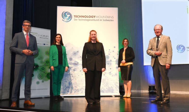 Zur Eröffnung des 12. Innovation Forum Medizintechnik hielt Prof. Dr. Frederik Wenz (Leitender Ärztlicher Direktor und Vorstandsvorsitzender des Universitätsklinikums Freiburg; von links) die Keynote. Begrüßt wurden die rund 300 Teilnehmer von Yvonne Glienke (Geschäftsführerin MedicalMountains GmbH und TechnologyMountains e.V.), Prof. Dr. Katja Schenke-Layland (Institutsleiterin des NMI Naturwissenschaftliches und Medizinisches Institut an der Universität Tübingen), Julia Steckeler (Geschäftsf