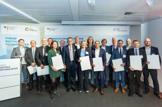Die Gewinner des KI-Innovationswettbewerbs bei der Eröffnung des neuen Forums Digitale Technologien in Berlin (Foto: BMWi/Bildkraftwerk Kurc)