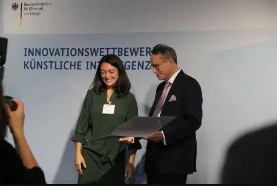 Claudia Salwiczek-Majonek von der RAYLYTIC GmbH mit Staatssekretär Dr. Ulrich Nussbaum bei der Urkundenverleihung (Foto: Reutter/BioRegio STERN)